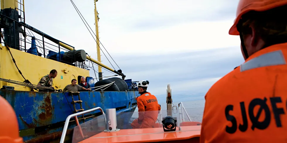 243 russiske skippere hadde per 2020 farledsbevis på Norskekysten. På bildet gjennomfører kystvakten en kontroll av et russisk fartøy.