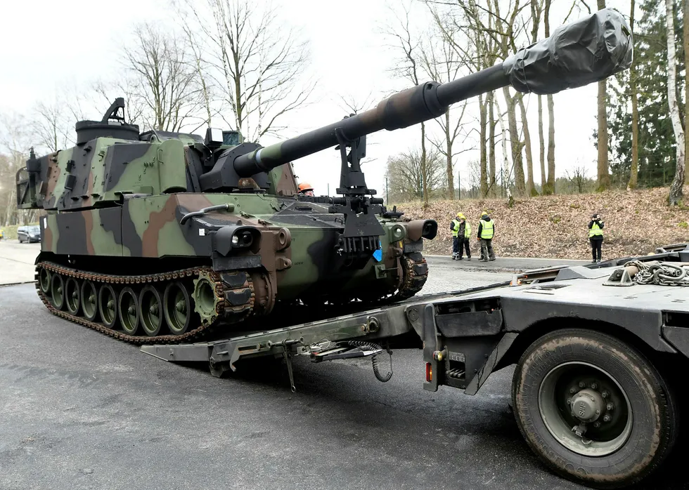 En amerikansk M109-artillerivogn transporteres for å delta i storøvelsen Defender-Europe 20 i Tyskland.
