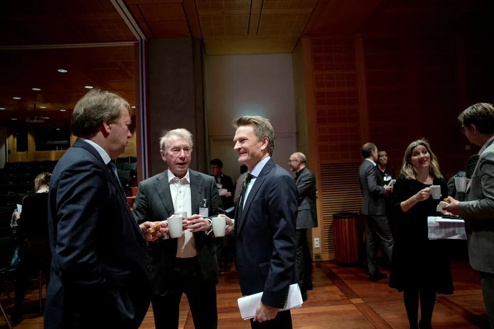 Investor Jens Ulltveit-Moe mener Norges Bank er like på ballen som miljøaktivistene når det gjelder klimarisiko. Her sammen med visesentralbanksjef Egil Matsen (til høyre) og finansråd Hans Henrik Scheel.