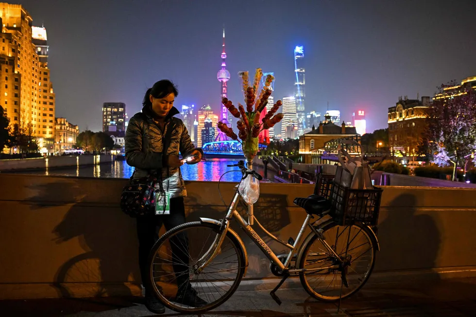 Lysene fra skyskraperne har lagt seg over Huangpu-distrikter i Shanghai. Internasjonale investorer er blitt svært skeptiske til å investere i Kina. Det ventes å fortsette, ifølge en ny rapport fra IIF.