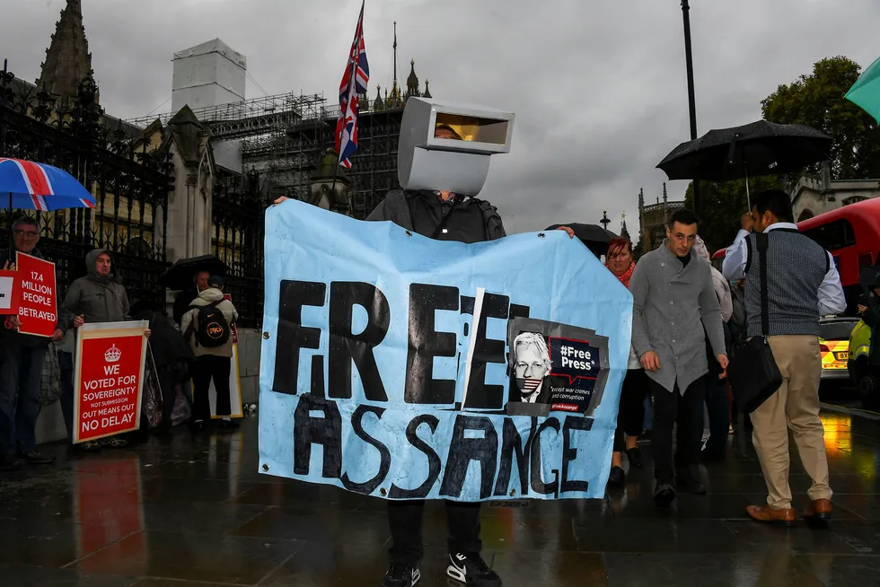 Julian Assanges støttespillere protesterer mot fengslingen av WikiLeaks-grunnleggeren utenfor Parlamentet i London i oktober.