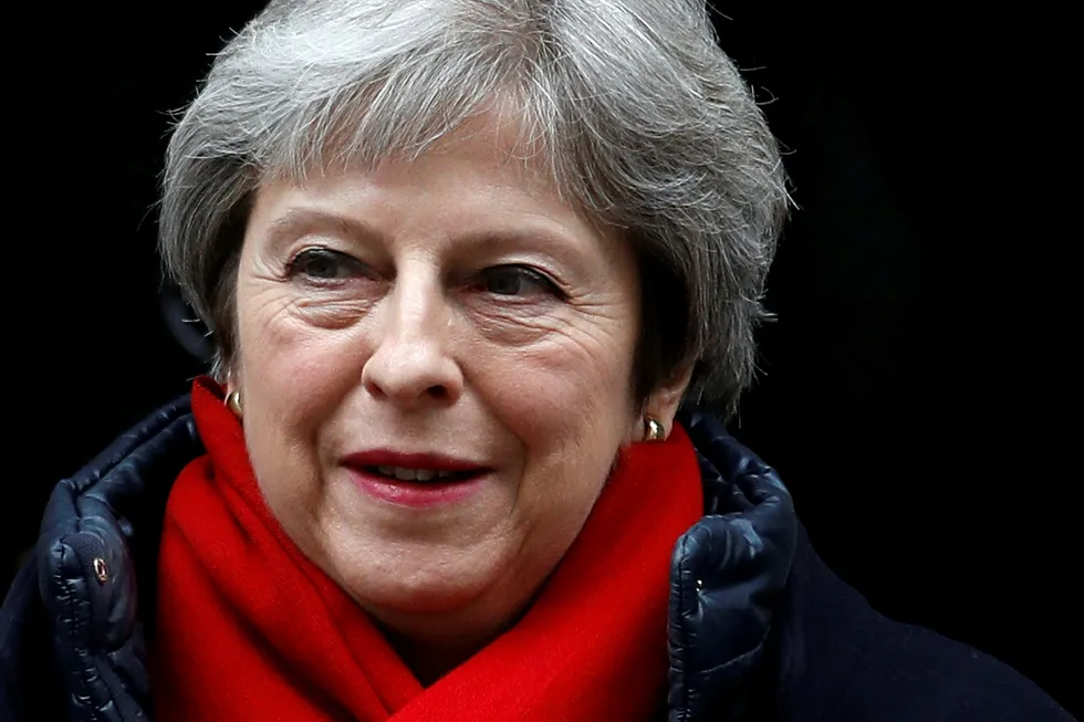 Storbritannias statsminister Theresa May vil sette stopp for ublue priser på strøm og gass. Foto: Peter Nicholls/Reuters/NTB Scanpix