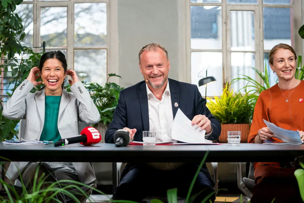 Lan Marie Berg fra Miljøpartiet de Grønne, Raymond Johansen fra Arbeiderpartiet og Sunniva Holmås Eidsvoll fra Sosialistisk Venstreparti under pressekonferansen om byrådsforhandlingene i Oslo.