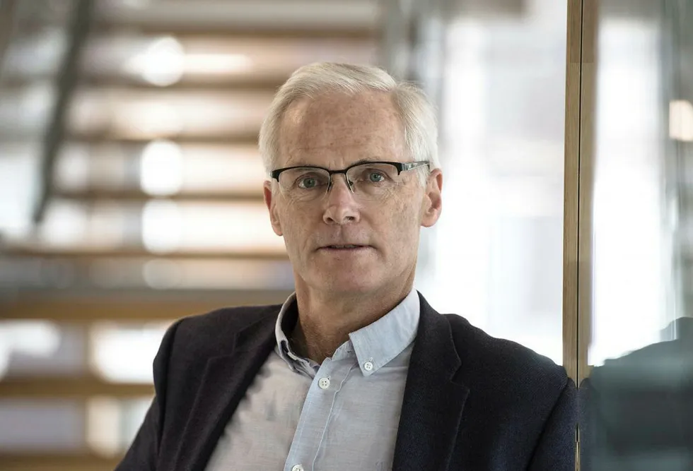 Konkurransedirektør Lars Sørgard bekymrer seg for Schibsteds dominans i det norske markedet.