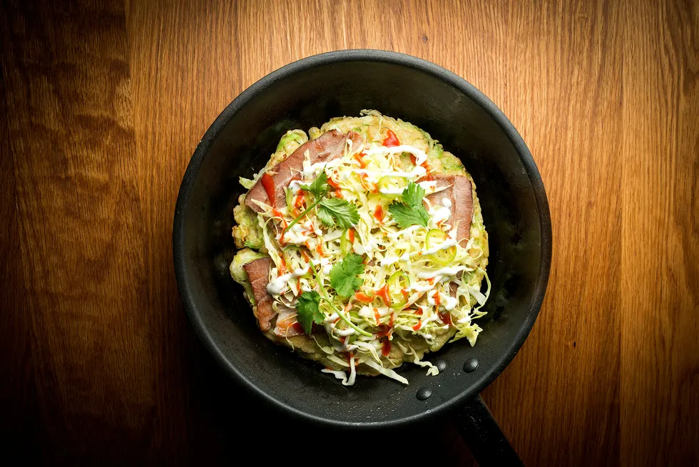 Credos Heidi Bjerkan lager enkle retter med asiatisk og nordisk vri, her okonomiyaki pannekake. Foto: Øystein Lie