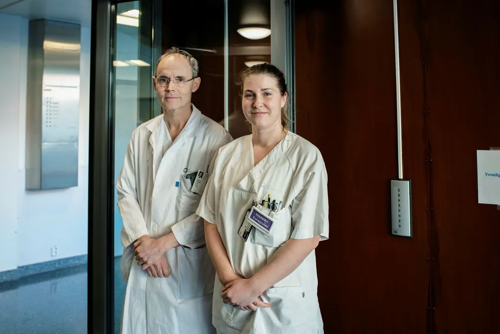 Madelén Foss Smedholen, beredskapssykepleier på isolatpost, og Arne Broch Brantsæter, overlege ved infeksjonsmedisinsk avdeling jobber hver dag med forberedelser på et mulig virusutbrudd i Norge.