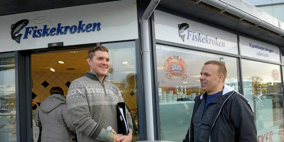 TOSPANN: Fiskehandlerne Sebastian Bernard og Eirik Sundal utenfor fiskebutikken Fiskekroken i Åsane. Butikken kjøpte de sammen for rundt to år siden.Foto: OLE ERIK KLOKEIDE