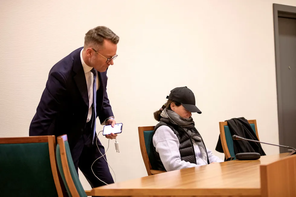 Hanne Madsen sammen med advokat Erling Keyser da hun saksøkte byggmesteren i samme sakskompleks der hun nå er dømt til 45 dager ubetinget fengsel.