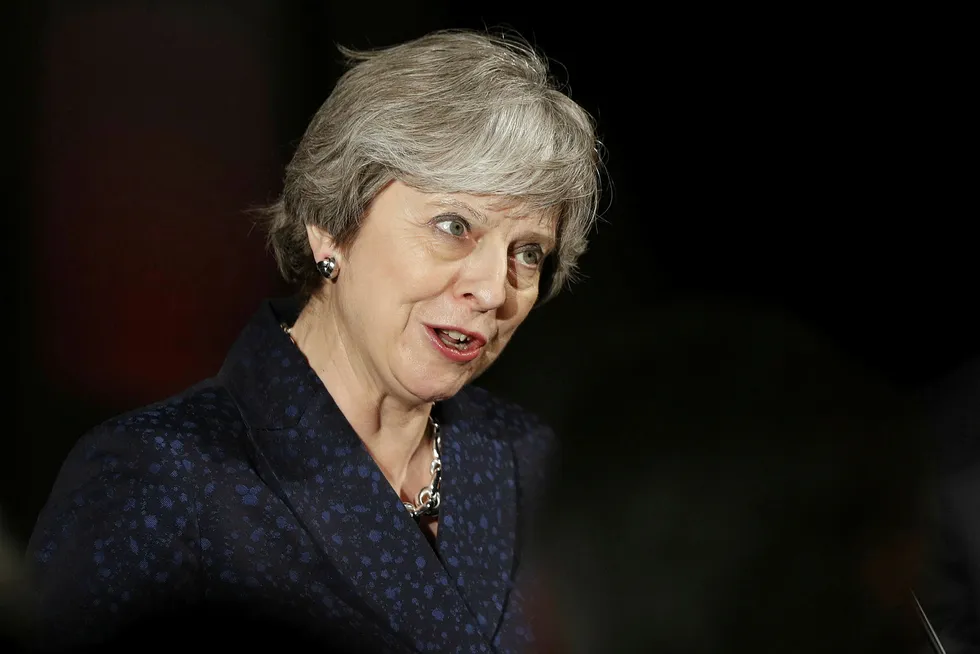 Storbritannias statsminister Theresa May får ikke besøk av USAs president med det første, men møter ham i Davos. Foto: ADRIAN DENNIS