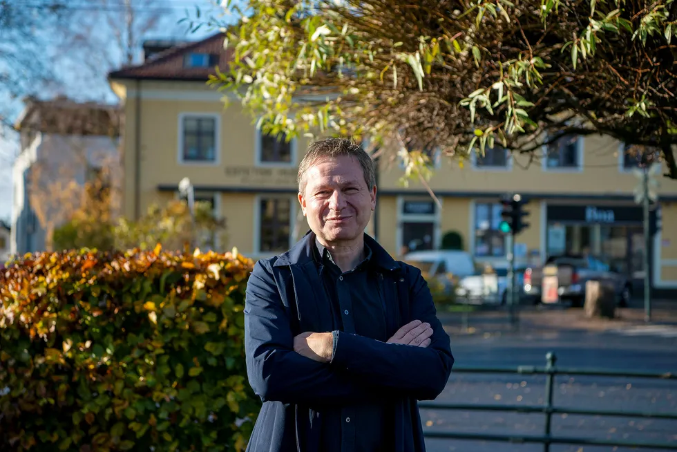 Pål Ringholm står foran sin lokale kafé på Nordstrand. Han mener investorer bør investere i Europa eller Kina, fremfor det amerikanske aksjemarkedet