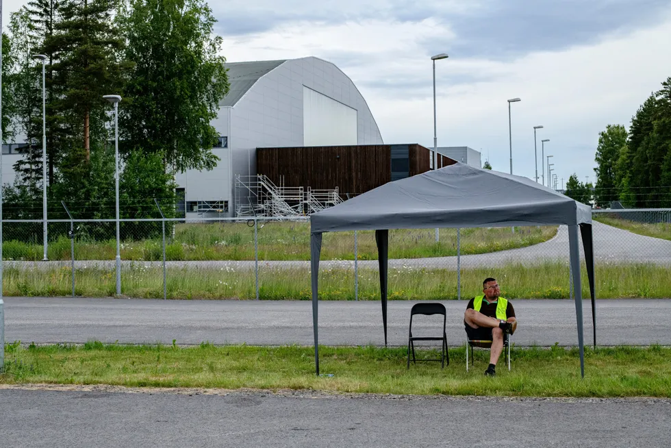 – Det er viktig at vi synliggjør oss, tror jeg, sier flytekniker Kristian Røberg. Nå sitter han streikevakt utenfor Norwegians hangar på Gardemoen.