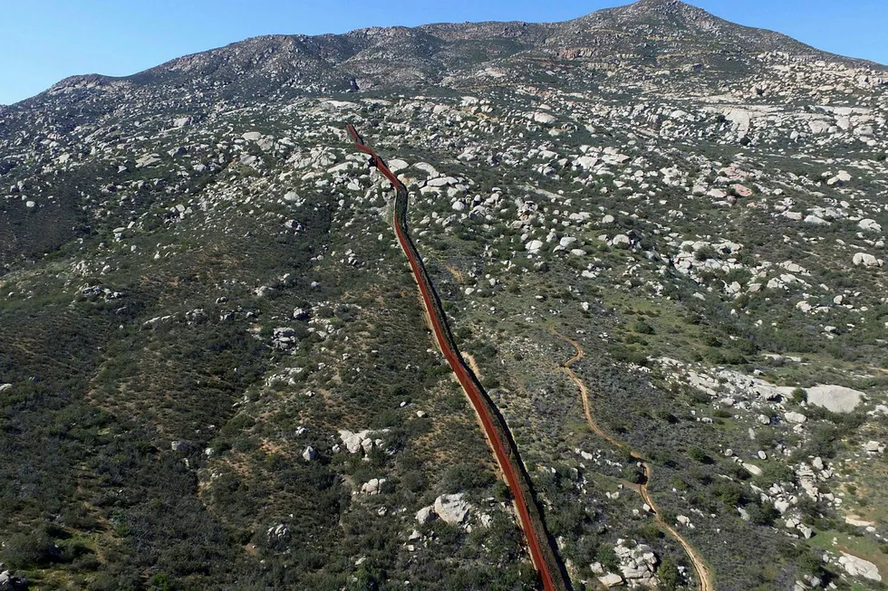 Dronebilde av deler av grensen mellom Mexico og USA der president Donald Trump ønsker å bygge en mur. Foto: MARIO VAZQUEZ/ AFP PHOTO/NTB Scanpix. Foto: MARIO VAZQUEZ