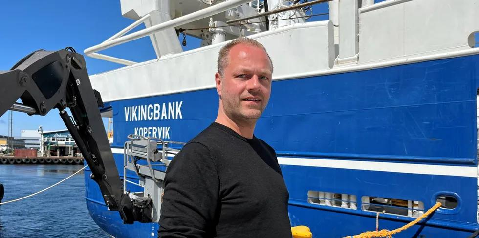Geir Ove Vikshåland frykter den siste dårlige nyheten for rekeflåten i sør kan bli for mye. Her foran «Vikingbank» på Husøy fiskerihavn, Karmøy.