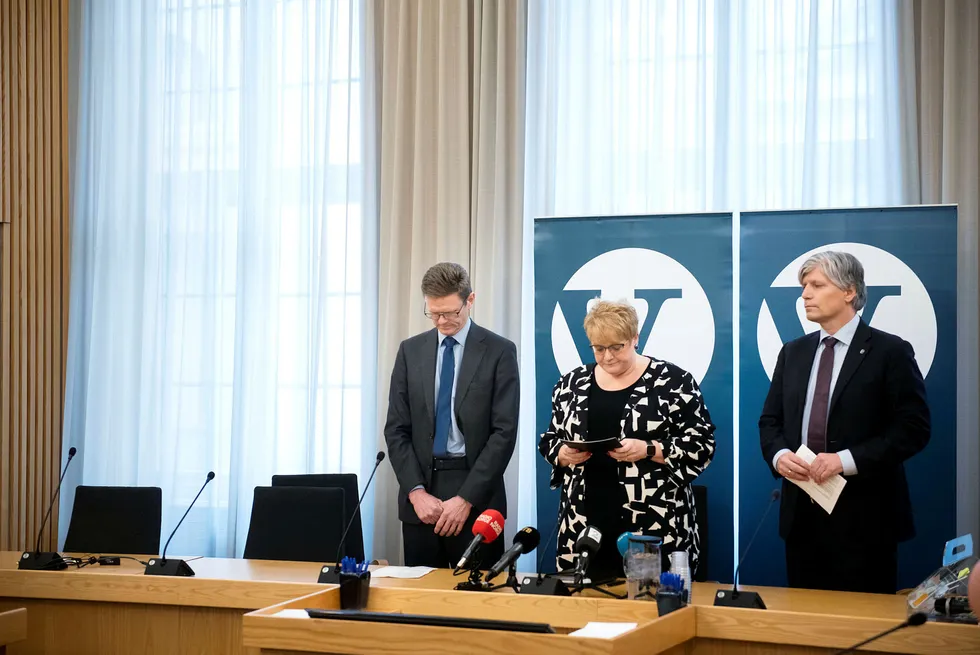 Venstre-leder Trine Skei Grande holdt tirsdag pressemøte før helgens landsmøte, flankert av nestlederne Terje Breivik (til venstre) og Ola Elvestuen.