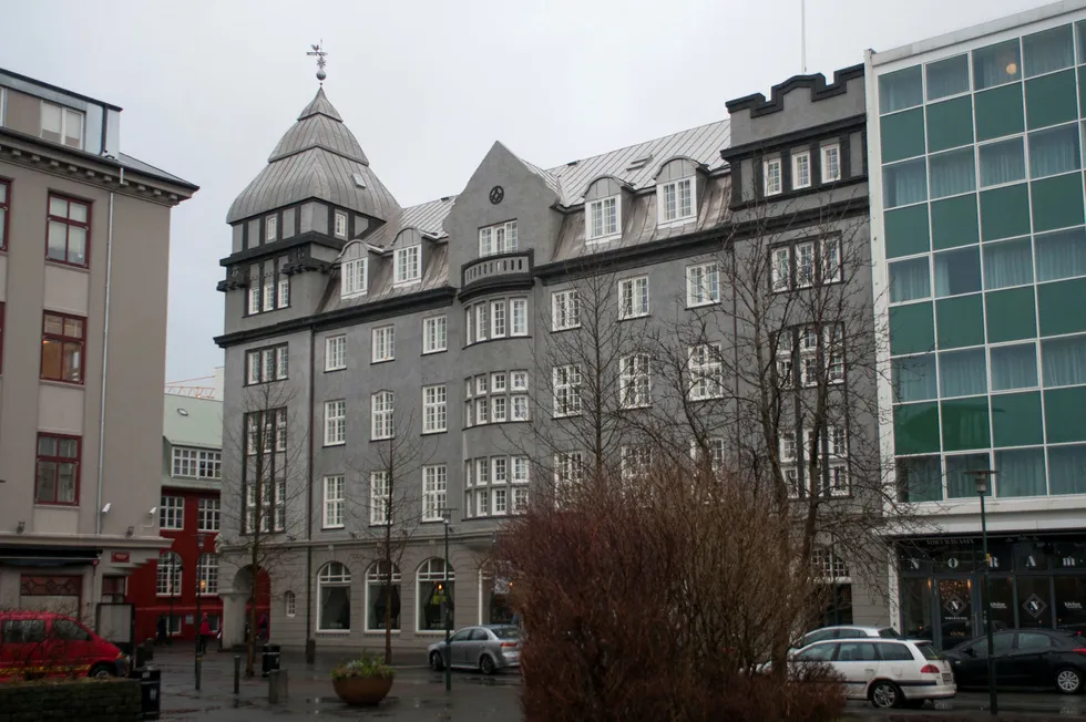 Bygget fra 1917 er tegnet av Islands tidligere statsarkitekt Guðjón Samúelsson. Han står også bak byens fremste arkitektoniske severdighet, Hallgrímskirkja, som ruver 74,5 meter over den vesle hovedstaden.