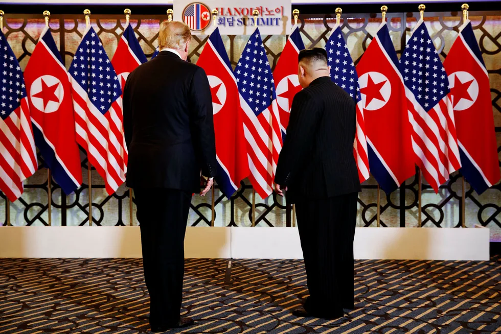 USAs president Donald Trump og Nord-Koreas leder Kim Jong-un har avsluttet toppmøtet i Hanoi – flere timer før tiden. Det er ikke blitt inngått en avtale.