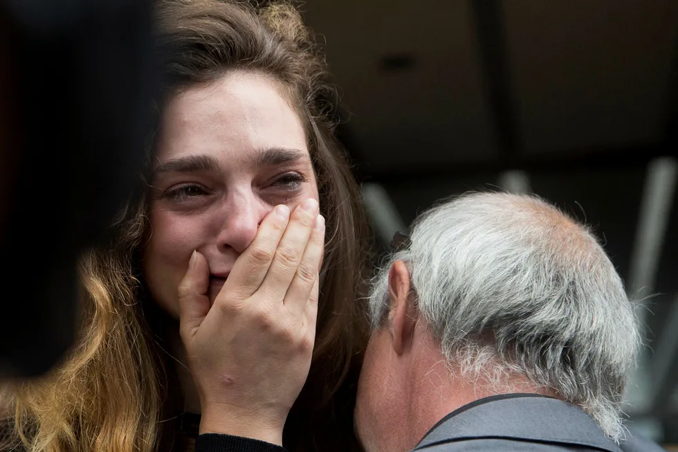 New York Daily News-journalist Chelsia Rose Marcius gråter mens hun får en klem av fotograf Todd Maisel etter at begge fikk sparken mandag. Foto: Mark Lennihan/AP/NTB Scanpix