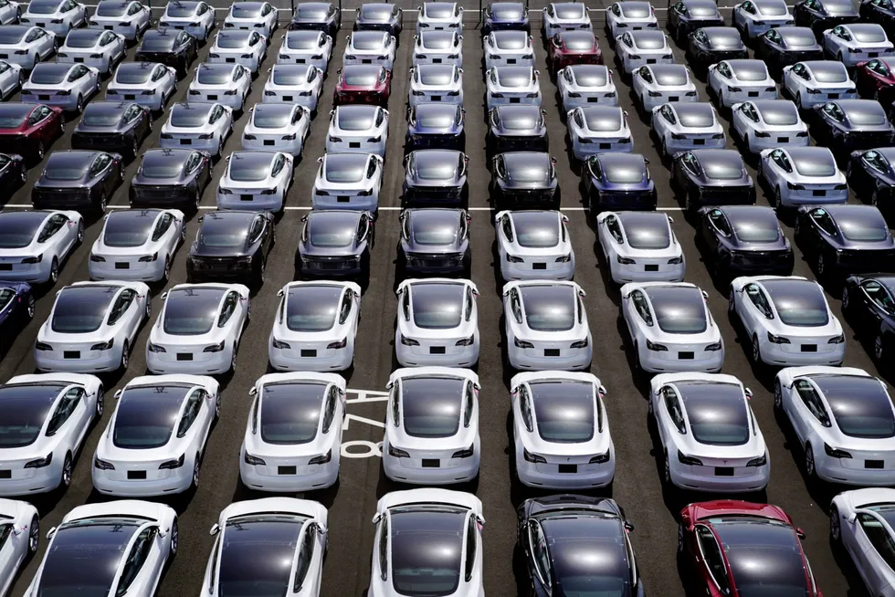 Tesla-biler utenfor en fabrikk i Asia.