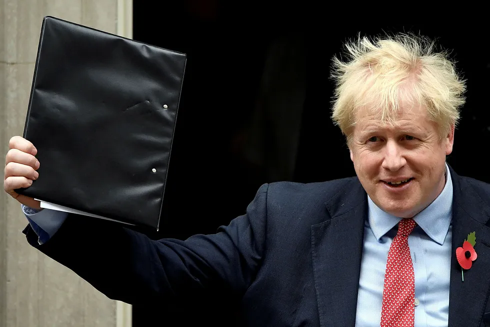 Statsminister Boris Johnson rir på en seiersbølge etter en serie nederlag i parlamentet. Her utenfor statsministerboligen i Downing Street onsdag.