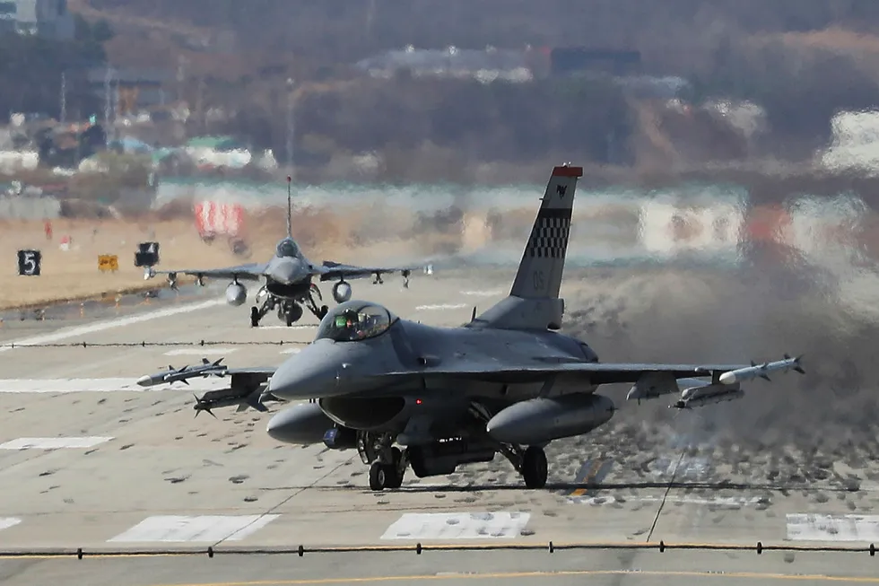 Det amerikanske luftforsvarets F-16-jagerfly landet i sørkoreanske Pyeongtaek tirsdag 20. mars. Søndag innledet USA og Sør-Korea sin årlige felles militærøvelse. Foto: Hong Gi-won / Yonhap / AP / NTB scanpix Foto: Hong Gi-won / Yonhap / AP / NTB scanpix