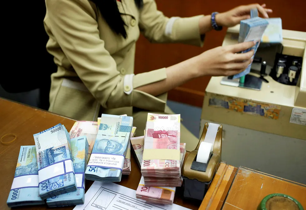 Det avholdes ekstraordinært rentemøte i den indonesiske sentralbanken på onsdag – to uker etter at renten ble satt opp forrige gang. I en rekke fremvoksende økonomier er det valutauro. Eksperter ser paralleller til finanskrisen i Asia for 20 år siden. Foto: Willy Kurniawan/Reuters/NTB Scanpix