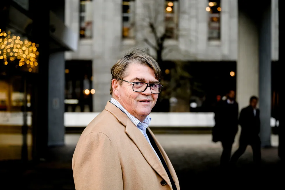 Forvalter Jan Petter Sissener og hans fond Sissener Canopus eier én million aksjer i Elkem. Han mener markedet bør få en forklaring på hvorfor Elkem-sjef Michael Koenig går på dagen.
