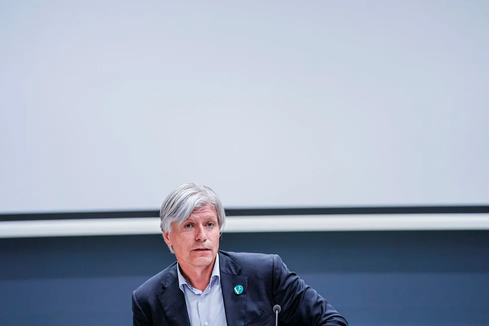 Klima- og miljøminister Ola Elvestuen vil ikke si noe om hva han synes om partileder Trine Skei Grandes fortsatte styring av Venstre.