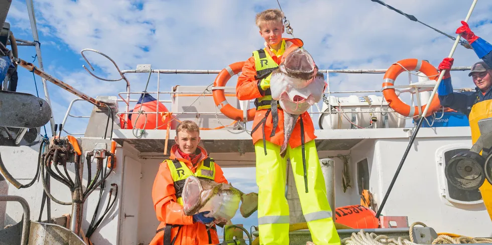 Kristoffer Henriksen (15) og Kristian Johannessen prøver seg på breiflabbfiske på båten «Nargtind» i sommer. De er to av totalt ti ungdommer som er med på ungdomsfiskeordningen i Lurøy kommune.