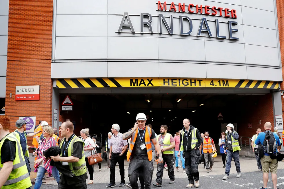 Arndale kjøpesenter ble evakuert tirsdag formiddag. Foto: DARREN STAPLES/Reuters/NTB scanpix