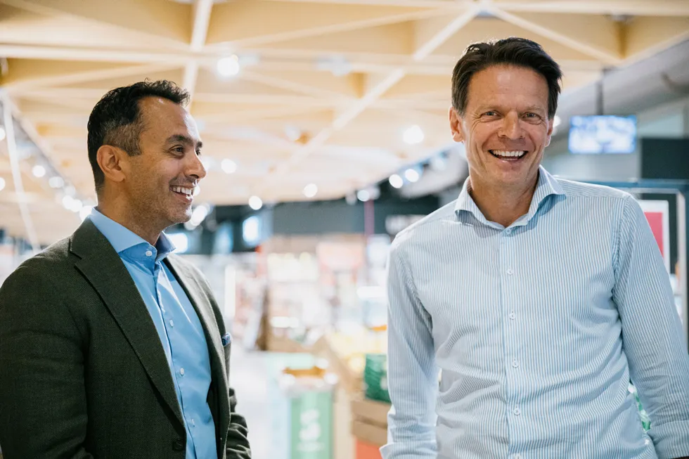 Norgesgruppen kjøper seg inn i Hjemmelegene. Rune Spikseth, direktør for helse og velvære, og Raman Bhatnagar, styreleder og medgründer i Hjemmelegene, ved Meny på Skøyentorget.