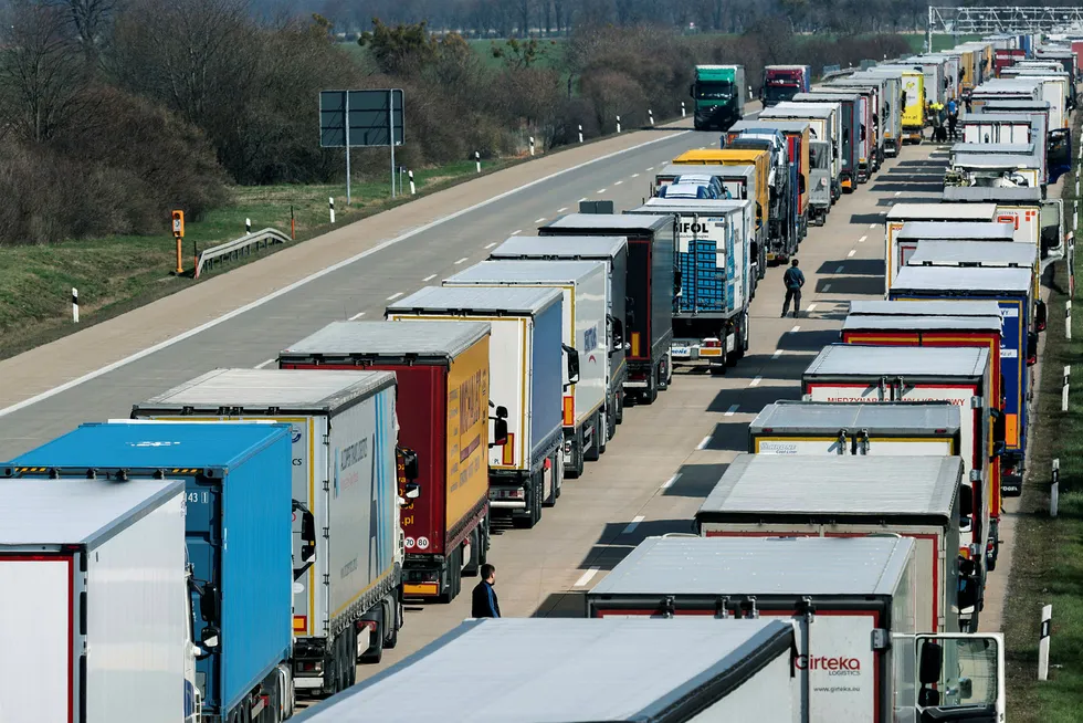 Det var onsdag lange køer av lastebiler som venter på å kjøre inn i Polen på motorveien ved Dresden etter at stadig flere grenser ble stengt for å bremse koronaviruset.