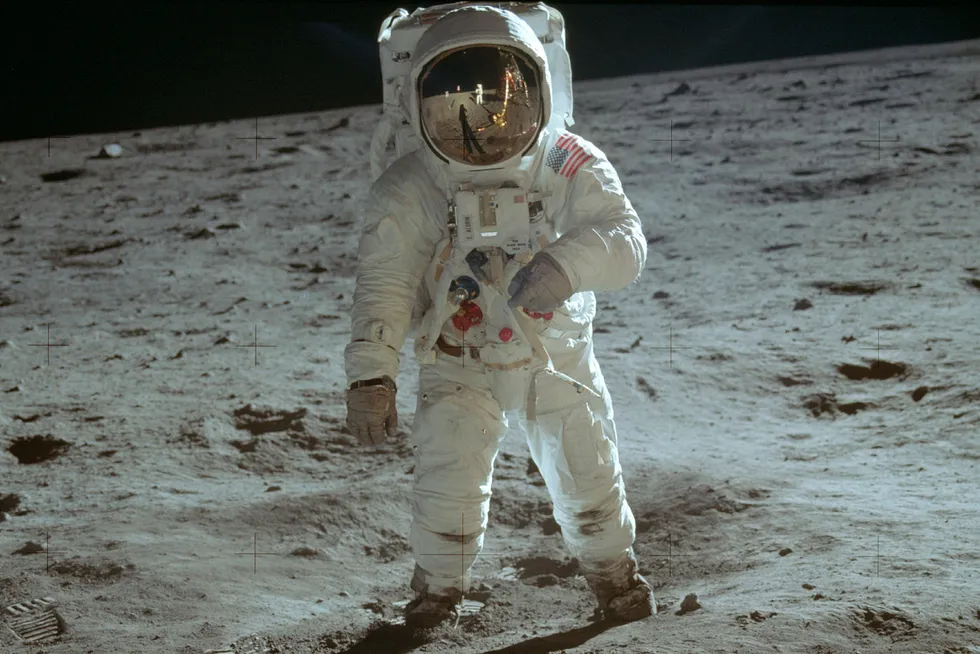 Neil Armstrong var førstemann på månen, men dette kjente bildet viser hans kollega Buzz Aldrin. Armstrong var nemlig fotografen, og synes bare i speilbildet på Aldrins visir.