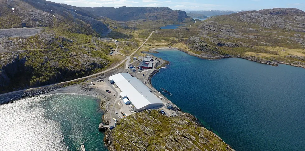 Grieg Seafood Finnmarks smoltanlegg i Adamselv i Lebesby. Nå setter selskapet utvidelsen av anlegget på vent.