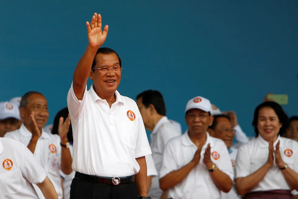Hun Sen har styrt Kambodsja de siste 33 årene og er nå verdens lengst sittende statsminister. Opposisjonen, som han stempler som forrædere, får stadig dårligere vilkår i landet, og søndag blir han trolig gjenvalg. Foto: AP / NTB scanpix