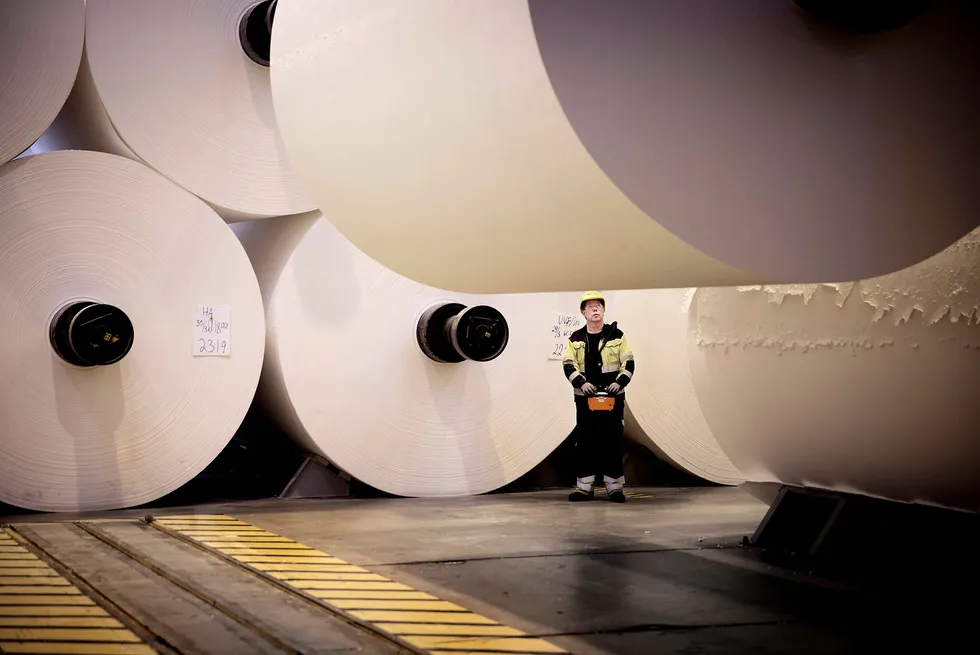 Kjell Steen (59) styrer kranen som løfter 20 tonns ruller med cellulose. Dette er en av få arbeider som fortsatt gjøres manuelt på Borregaards fabrikker i Sarpsborg. Foto: Linda Næsfeldt