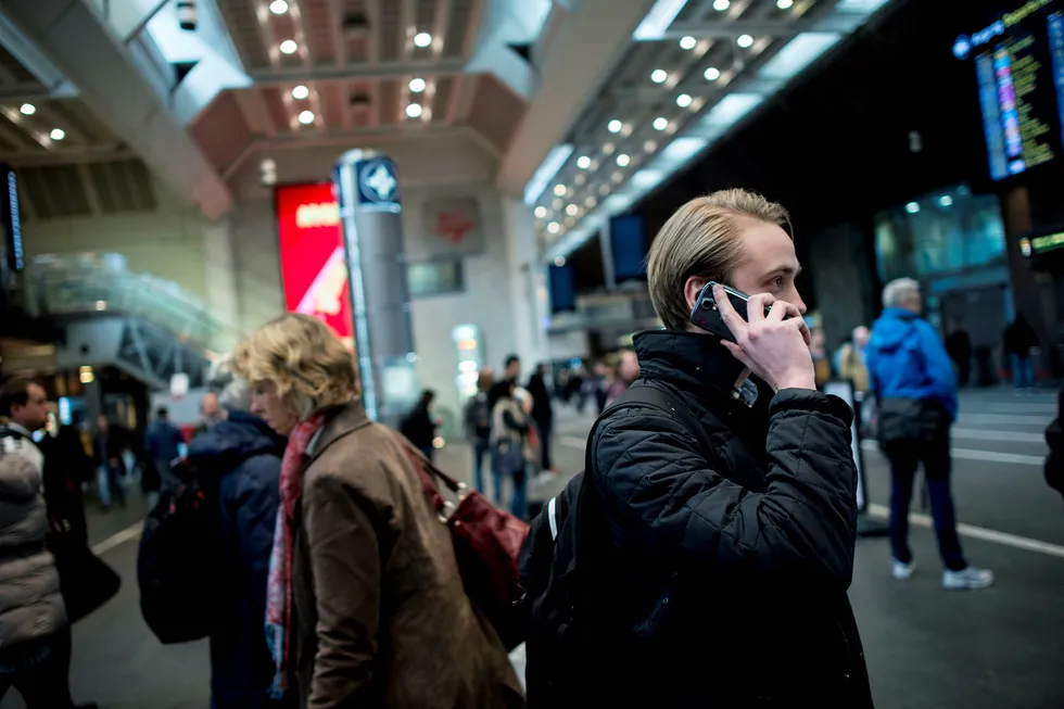 Drar du til et EU-land kan du bruke mobilen som hjemme, men skal du ringe fra Norge til utlandet koster det like mye som før. Foto: Fartein Rudjord