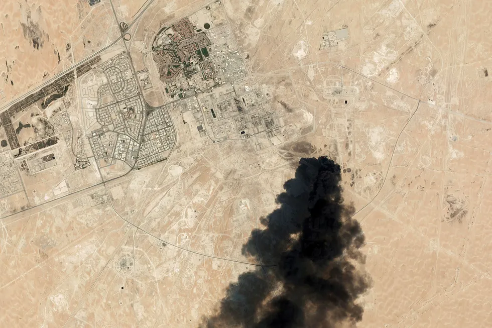 Dette satelittbildet, fra Planet Labs, viser røyk som kommer ut av Saudi Aramcos anlegg i Buqyaq i Saudi Arabia.