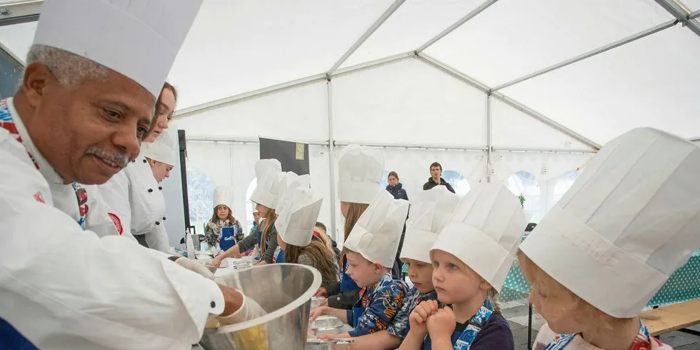 IVRIG: Barn og unge er ivrig når de får lage sjømaten selv. Her fra Barnas matfestival i Bergen.