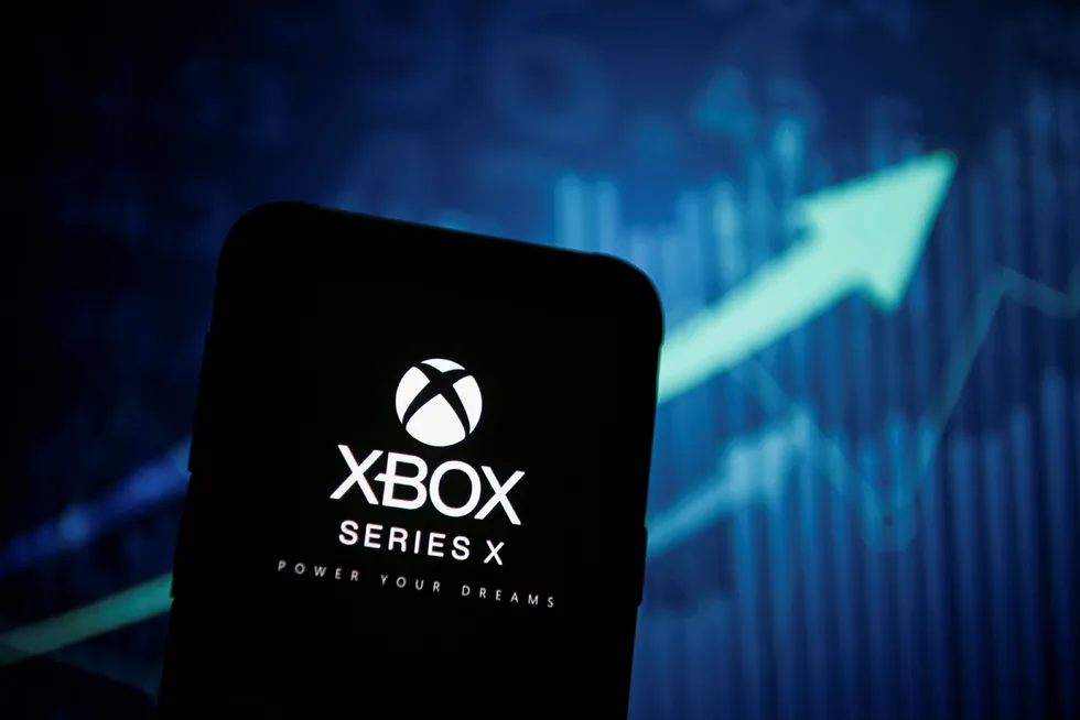 Spillkonsollene Playstation 5 og Xbox X forventes å være i salg mot slutten av 2020. Til tross for at Sony og Microsoft holder kortene tett til brystet om eksakt utgivelsesdato og veiledende pris, har enkelte nettbutikker begynt å signalisere hva forbrukeren kan vente seg å måtte betale.