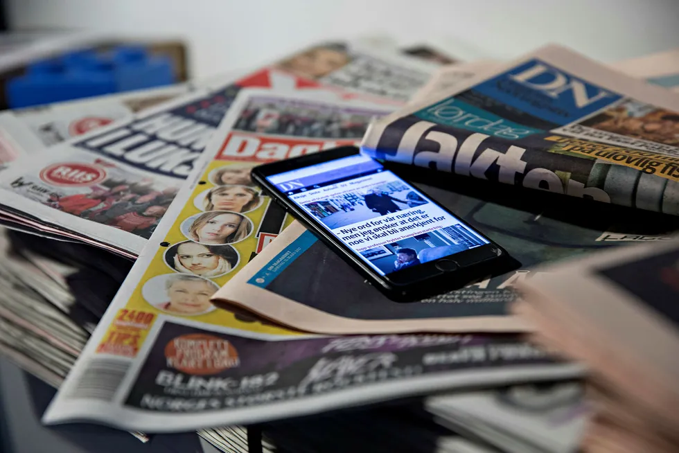 Aviser og mobiltelefon nettaviser papiraviser internett illustrasjon
