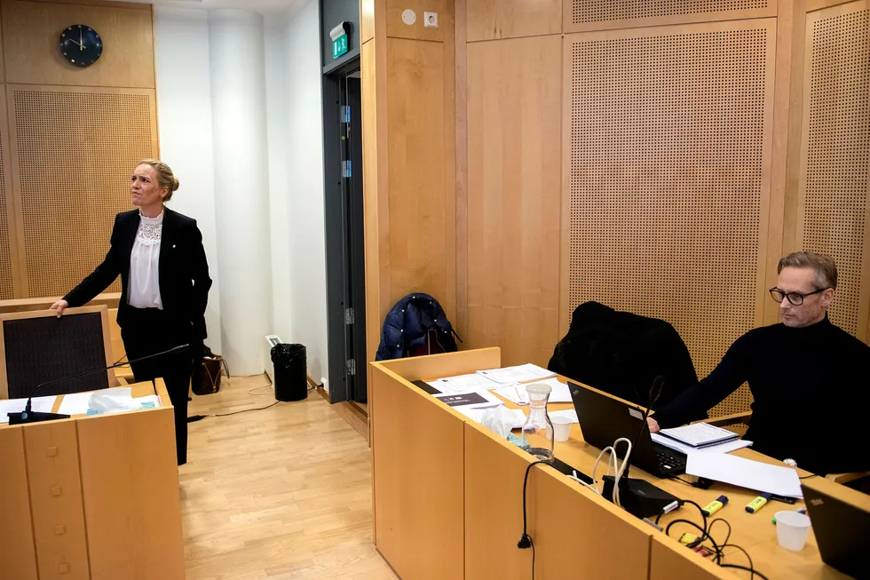 Jan Yngve Holen (til høyre) tapte saken mot Reitan Convenience Norway as og tidligere sjef Mariette Kristensson (til venstre). Her fra rettssaken.