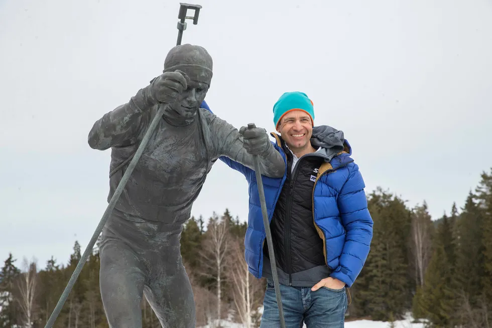 Ole Einar Bjørndalen er tidenes mestvinnende skiskytter i verden. Her sammen med statuen av seg selv.