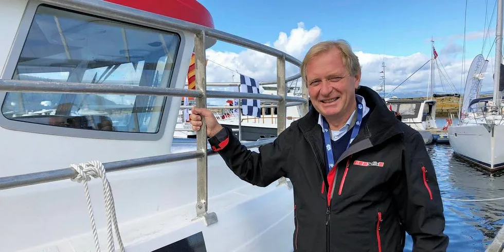 FORNØYD: Daglig leder Erik Ianssen i Selfa Arctic. Her med den nyeste båten «Lofotværing».Foto: Camilla Aadland