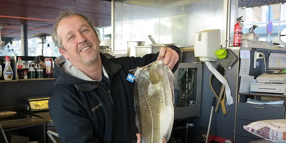 Fiskehandler Tom Rørnes i Torghallen Bergen