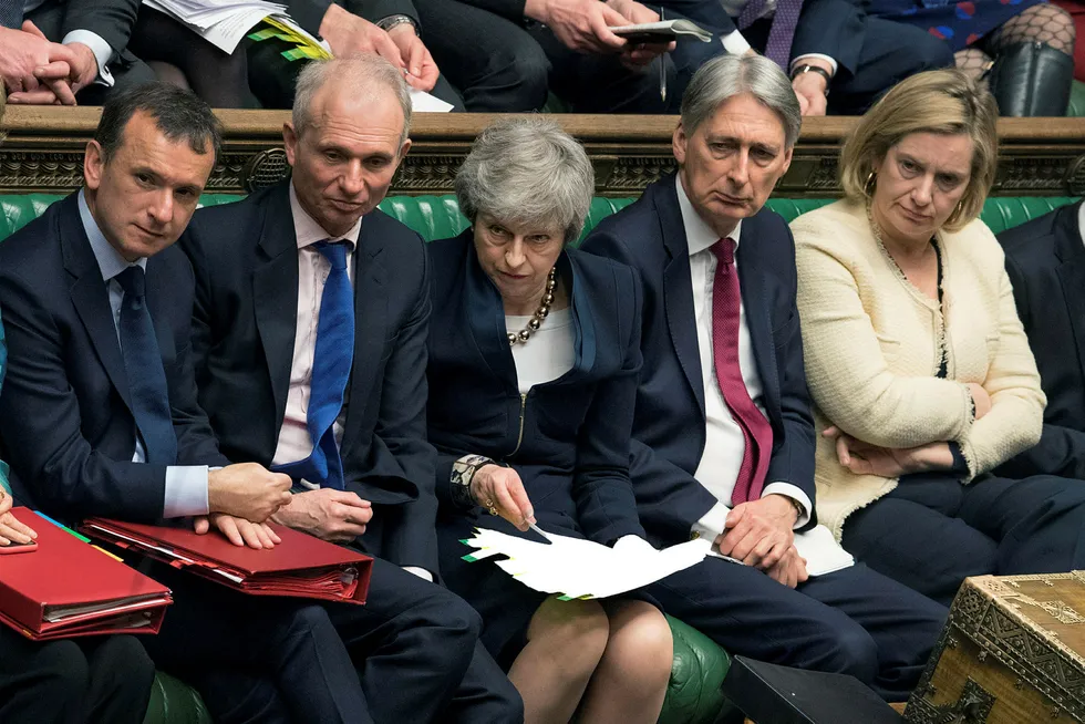 Det har vært hektisk aktivitet og mange avsetmninger om brexit i Underhuset den siste tiden. I midten på bildet Storbritannias statsminister Theresa May under en debatt onsdag.