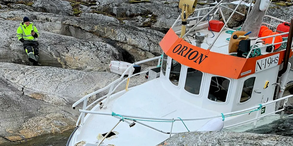 STORE SKADER: Andreas Drage opplevde alle fiskeres skrekk, da båten hans fikk motorstopp i sterk vind ved Brattland. Båten fikk store skader og er kondemnert, men Andreas er allerede på utkikk etter ny båt.