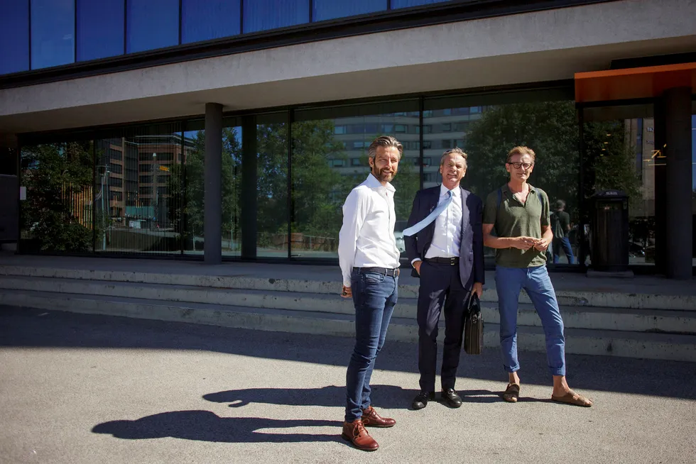 Braganza-eier Per G. Braathen (i midten) er jevnlig i Oslo og møter Escape Travel-sjef Trond Olav Paulsrud (til venstre) og Gunnar Grosvold i Braganza. De tre jakter på selskaper å kjøpe, men synes det er for dyrt Foto: Javad Parsa