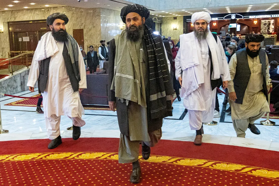Mulla Abdul Ghani Baradar, Talibans nestleder og forhandlingsleder, sammen med sin delegasjon i Moskva i mars.