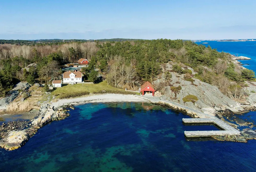 Rederarvingen Andreas Ove Ugland fikk 30 millioner kroner for Vragviga (bildet) utenfor Grimstad i 2015. Nå er krafttraderen Einar Aas tvunget til å selge strandeiendommen.