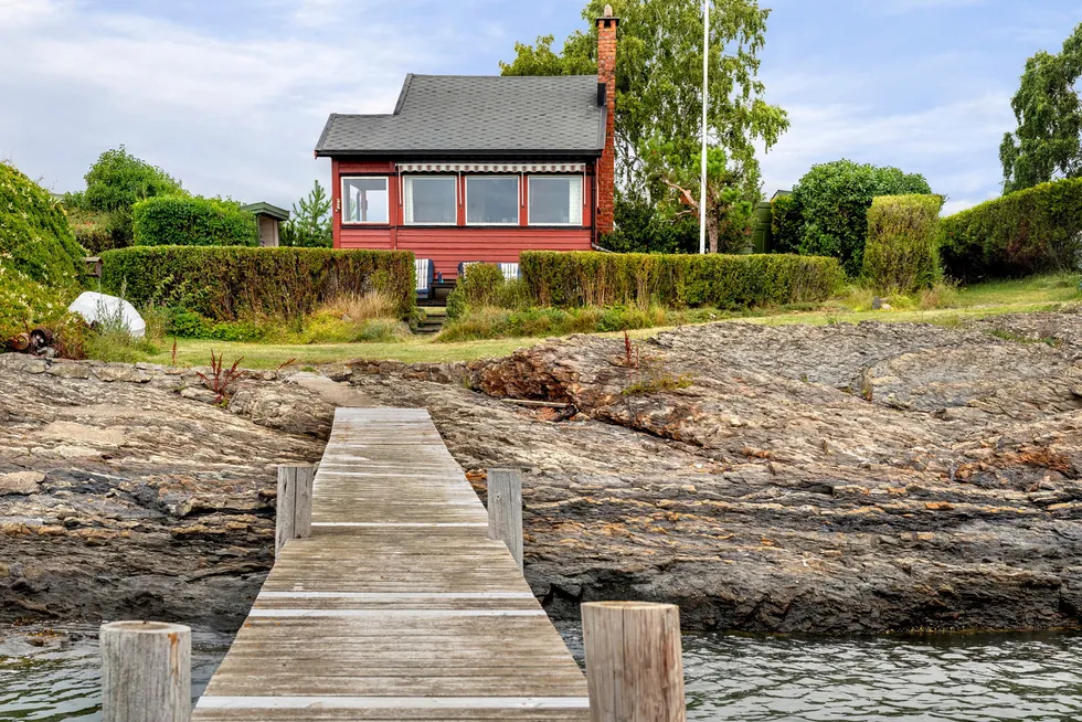 Eiendomsmegleren mener beliggenheten syv meter fra sjøen, optimale solforhold og egen brygge er del av forklaringen på hytta på Lindøya i Oslo ble kuppet til rekordsum.